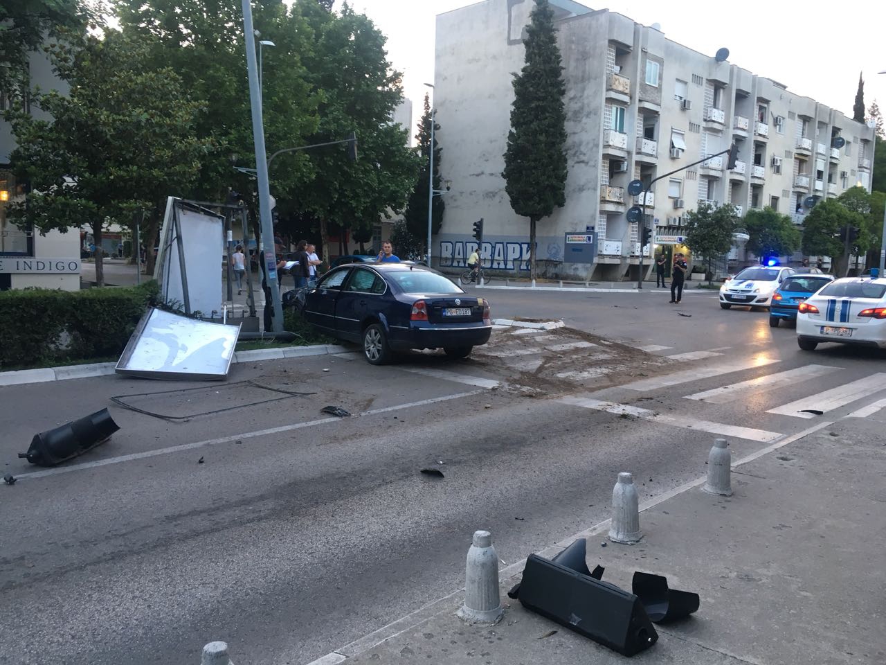 Migijevi majka i brat krenuli ka Urgentnom centru i doživjeli udes: Auto od siline udara otkinuo semafor