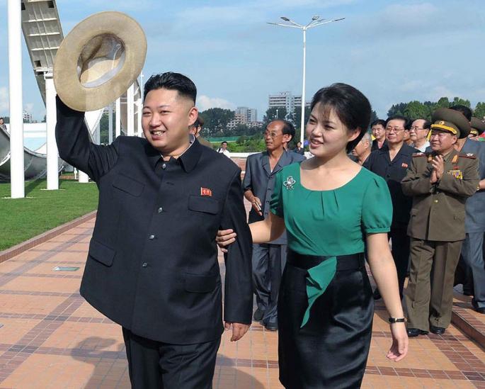 VIDEO: Kim odgurnuo fotografa zbog supruge tokom posjete Južnoj Koreji