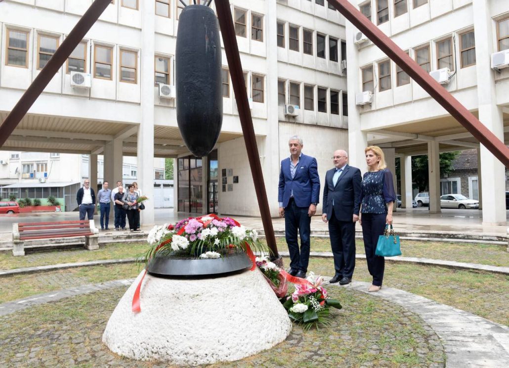 Delegacija Glavnog grada položila vijenac na spomenik žrtvama savezničkog bombardovanja