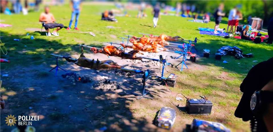 FOTO – Bosanci usred Berlina pekli jagnjad! Došla policija, vatrogasci…