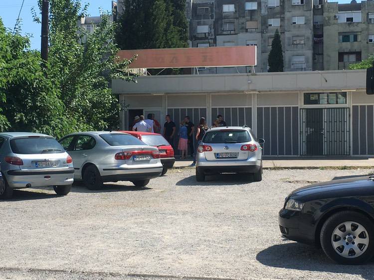 VIDEO – Aktivista opozicije: Sumnjamo da se ovdje kupuju lične karte, Vlasnica kuće: Postoji sumnja isto da si ti Ajnštajn