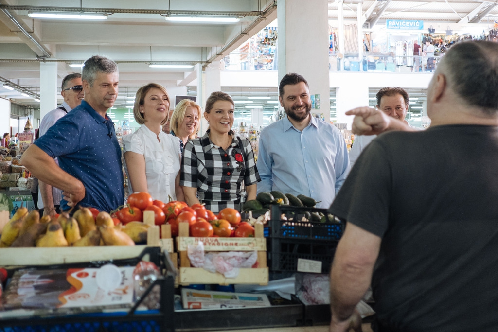 Draginja na pijaci u Gintašu: Ljudi nemaju novca, nama su jagode, kao i mnoge stvari, luksuz