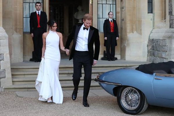 U stilu Džejms Bonda: Megan promijenila haljinu pa sjela u Jaguar E-Type Concept Zero iz 1968. godine