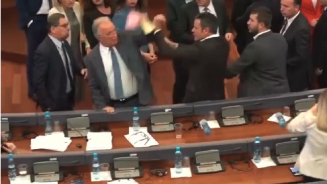 VIDEO: Haos u skupštini Kosova, pali i udarci