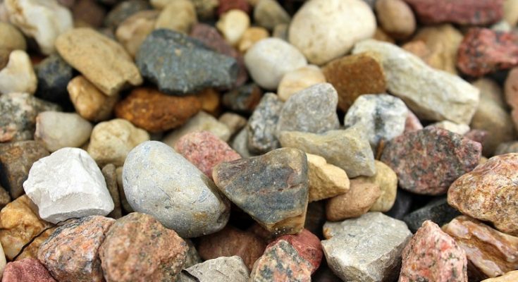 ZNATE LI? Evo šta znači i odakle potiče izraz “bacati drvlje i kamenje”