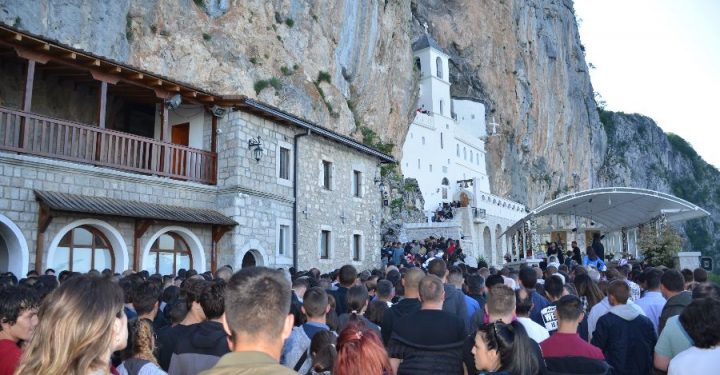 Hiljade vjernika pod Ostrogom: Da Sveti Vasilije ponovo pomiri braću i vrati mir