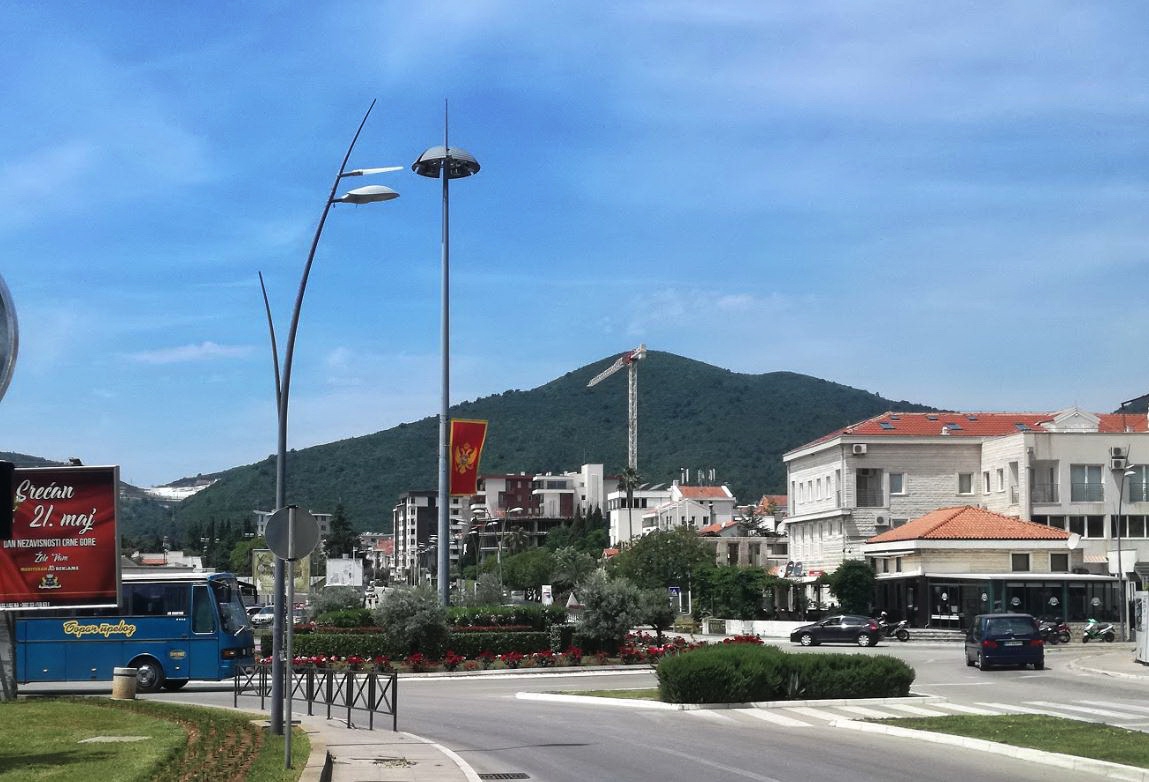Crnogorske zastave na pola koplja; SD: Budvani, jeste li ovo izabrali?