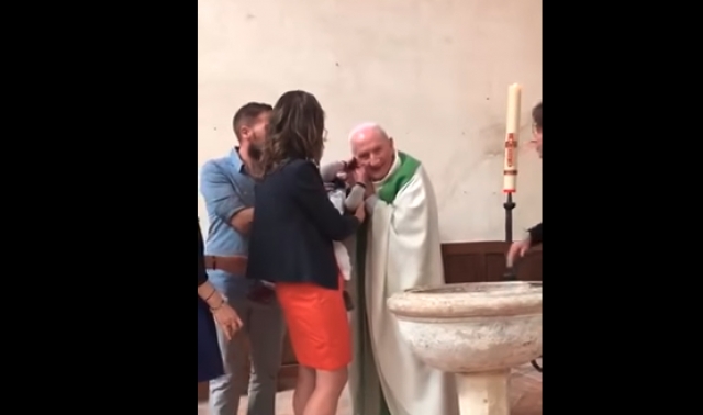 Snimak šokirao svijet: Sveštenik izgubio živce pa ošamario dijete tokom kršenja!