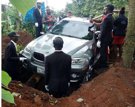 FOTO – Nigerijac sahranio oca u “sanduku” od 75.000 eura!