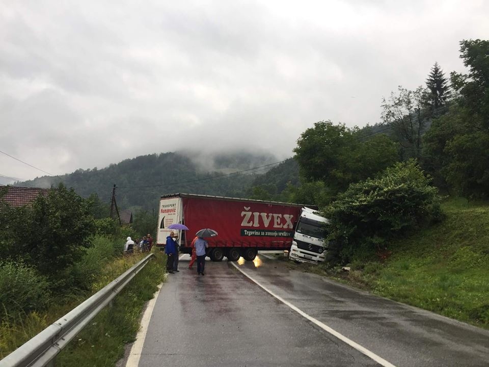 Saobraćaj u prekidu: Kamion skliznuo sa puta na Ribarevinama