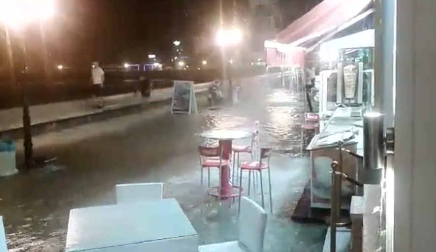 FOTO – Obilna kiša poplavila šetalište u Ulcinju
