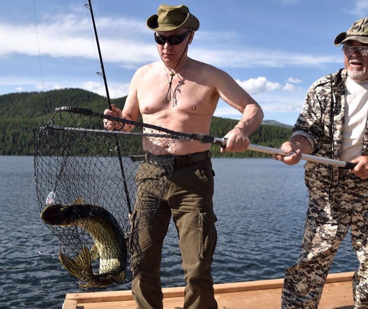 Putin komentarisao svoje „polugole“ fotografije
