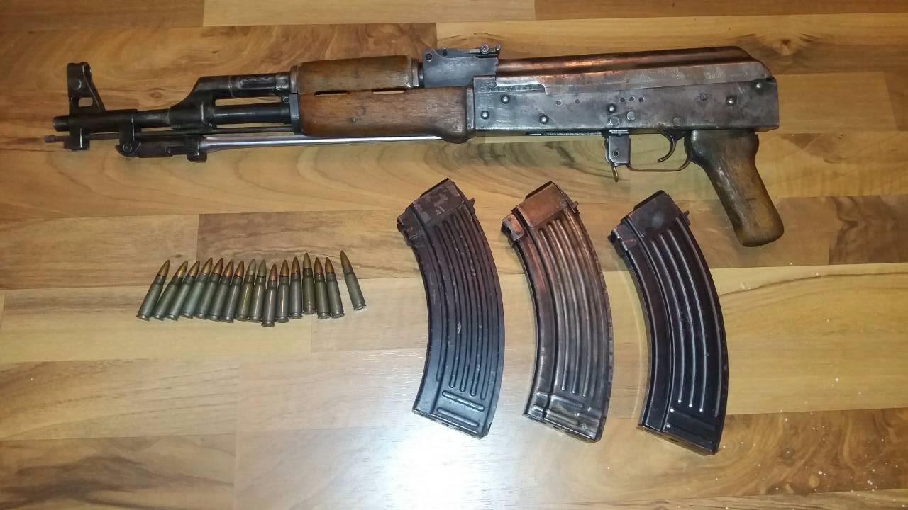 Pretresi na 13 lokacija: Tri osobe uhapšene, oduzeta automatska uška, pištolji, blindirana vozila