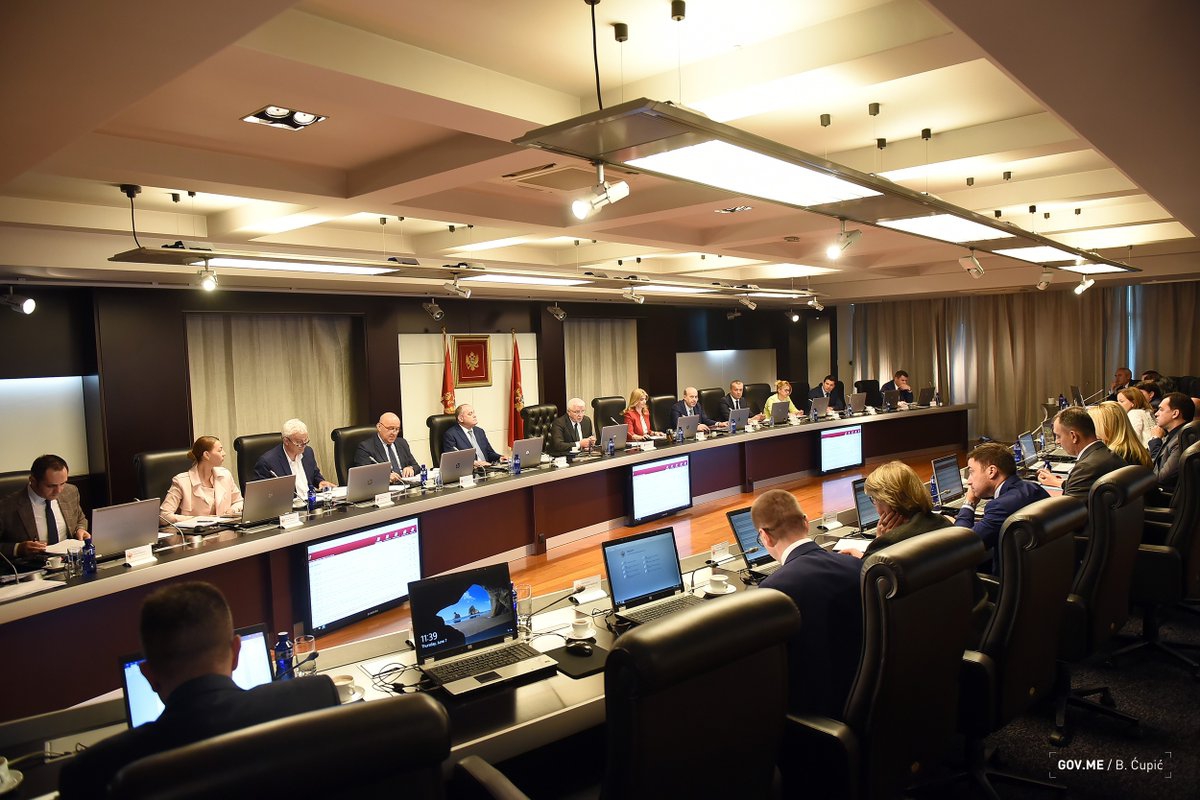Nastavljena praksa: Vlada izdvojila po 2.000 eura za trojke iz Podgorice