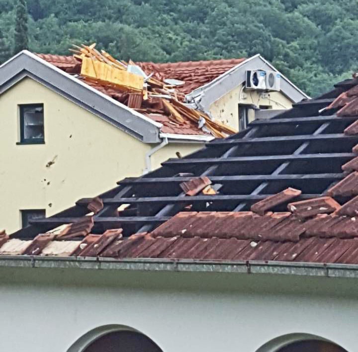 Nevrijeme u Herceg Novom oštetilo 50 kuća, spremni prihvatni centri
