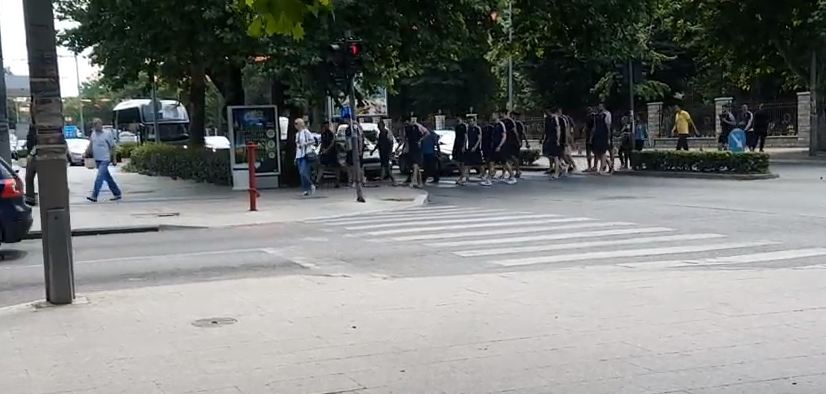 VIDEO – Hrvati uoči meča s CG opušteno prošetali centrom Podgorice, većina prvi put ovdje