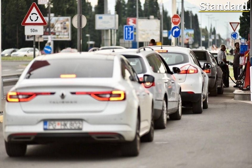 Benzin i dizel od ponoći jeftini tri i četiri centra