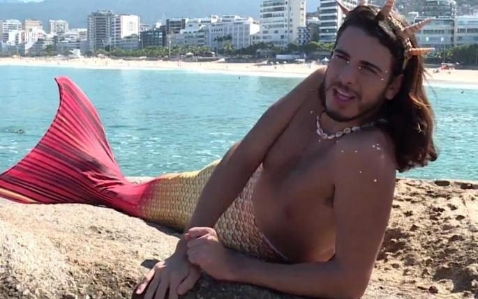 VIDEO – ON JE MUŠKA SIRENA: Koristi rep da pliva i istražuje morske dubine