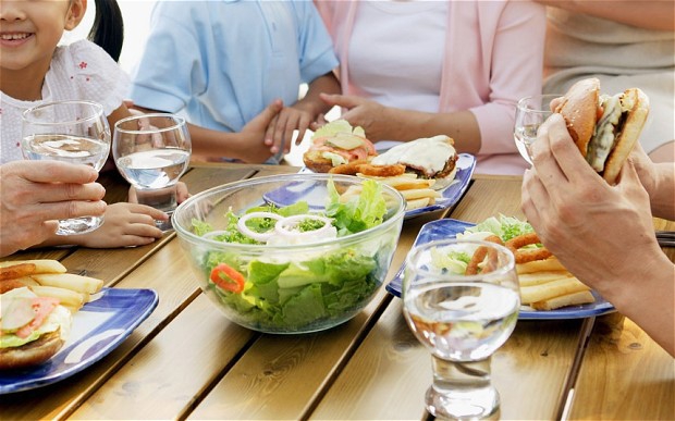 Treba li piti vodu tokom jela? Odgovor poznatog nutricioniste rešava dilemu