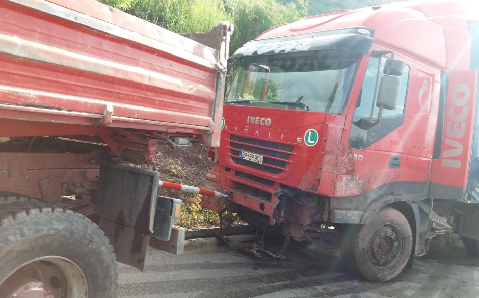 Bar: Šleper udario u stijenu, stvorene kilometarske kolone