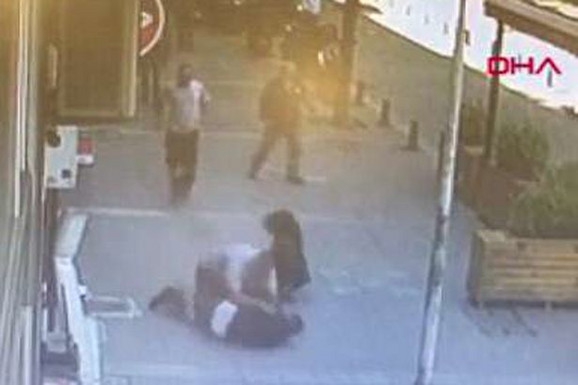 VIDEO: Vidio da muž tuče ženu na ulici i presudio mu glavom
