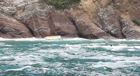 Drama na moru: Spašeni turisti kod Čanja, jak vjetar i talasi im prevrnuli barku
