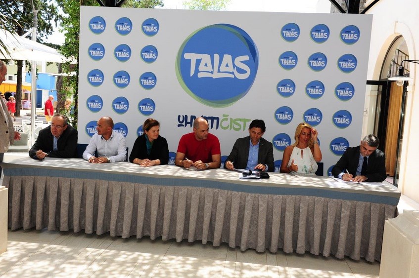 „Uhvati čist talas“: Selektivno prikupljanje ambalažnog otpada na budvanskim plažama