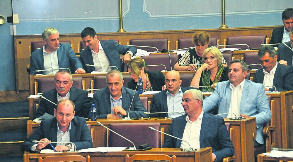 Knežević će pitati premijera zašto se grade kampovi za migrante