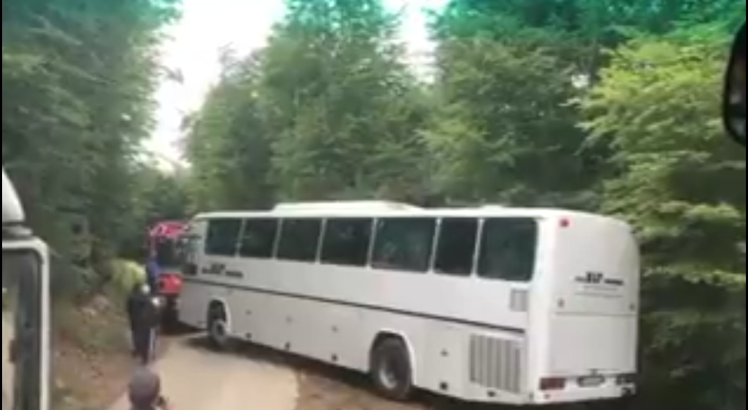 Autobus pun studenata proklizao na Komovima: Vlada čestitala pripadnicima Službe spašavanja na brzoj intervenciji