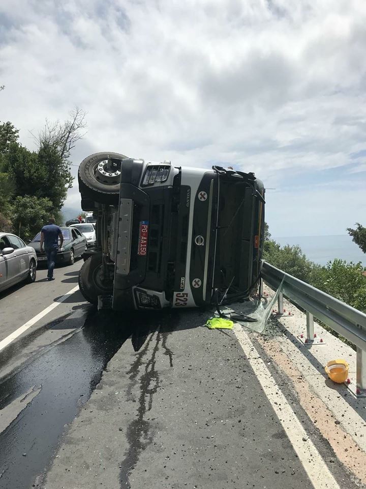 Nezgoda u Budvi: Prevrnuo se kamion, povrijeđen vozač
