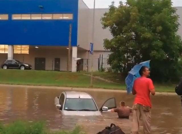 FOTO – Snažno nevrijeme zahvatilo Srbiju: Ulice blokirane, povrijeđena jedna osoba