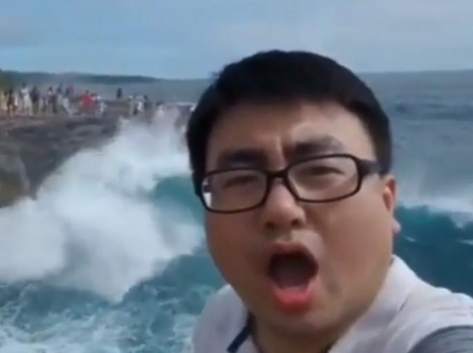 VIDEO – Htio da napravi zanimljiv selfi, a onda se desilo nešto neočekivano…