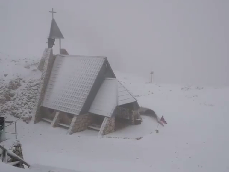 VIDEO – Tek što je ljeto počelo: Snijeg prekrio slovenačke Alpe