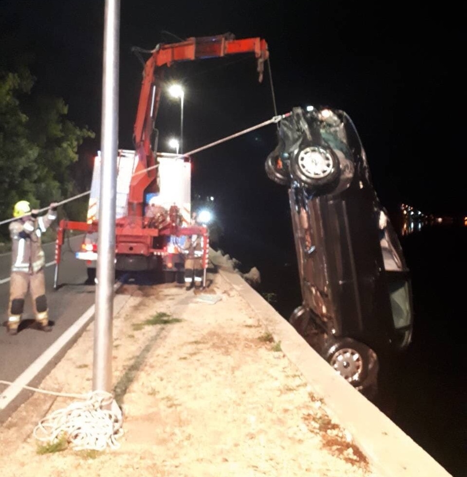 Saobraćajna nesreća na putu Risan – Kotor: Automobil sletio u more, poginula jedna osoba