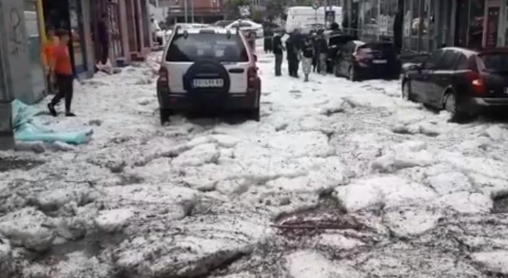 Nevjerovatno nevrijeme: Užičani u sred juna lopatama čiste 20 centimetara snijega sa ulica
