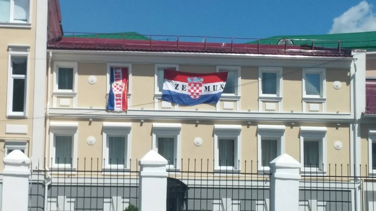 FOTO – Navijači Srbije napali Hrvate na Crvenom trgu i oteli im šahovnicu “bez posebnog otpora”