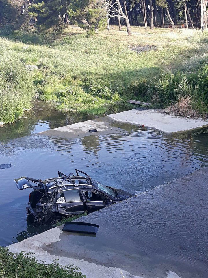 Bar: Teže povrijeđene dvije osobe, automobil se prevrnuo u rijeku