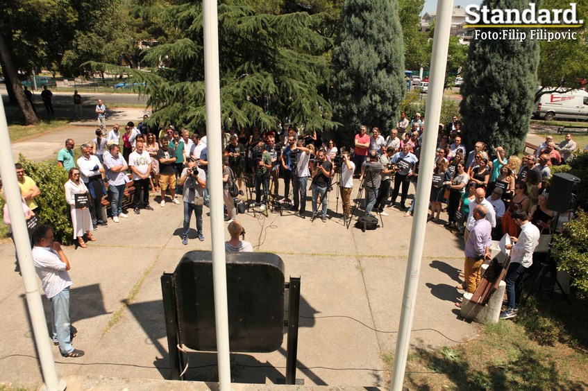 FOTO – Aleksa, Dritan, Ranko, Vanja Ćalović i novinari na okupu ispred RTCG: Kad uključite Dnevnik, uključićete MRAK