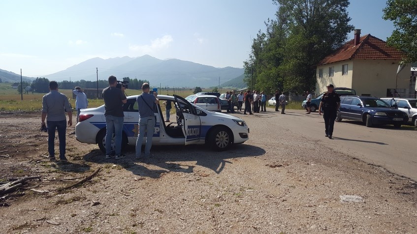 Mještani Brezana blokirali saobraćajnicu: Traže put, vodu i pravično obeštećenje za vlasnička imanja