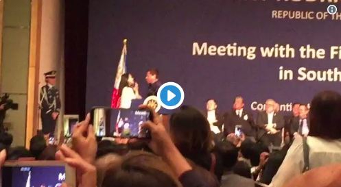 VIDEO – Predsjednik ponovo izazvao buru, poljubio nepoznatu ženu