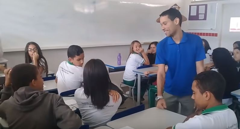 VIDEO – Profesor dva mjeseca nije primio platu, a su onda učenici uradili nešto nevjerovatno!