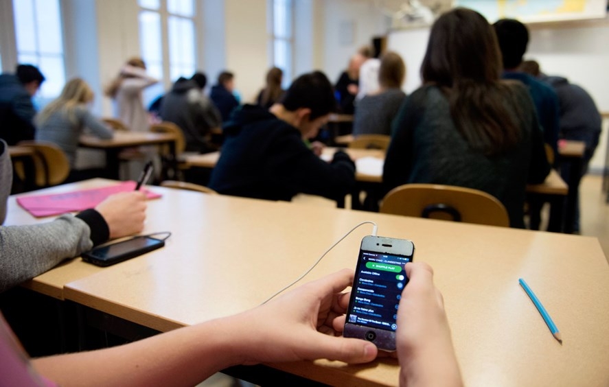 Zabranjeni telefoni i kamere za nadzor u školama: Grčki đaci u učionicu bez mobilnog