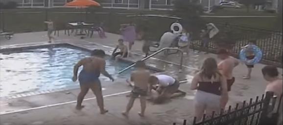 VIDEO – Dječak se kupao na bazenu kada je na dnu spazio nešto: Ubrzo je postao NAJVEĆI HEROJ