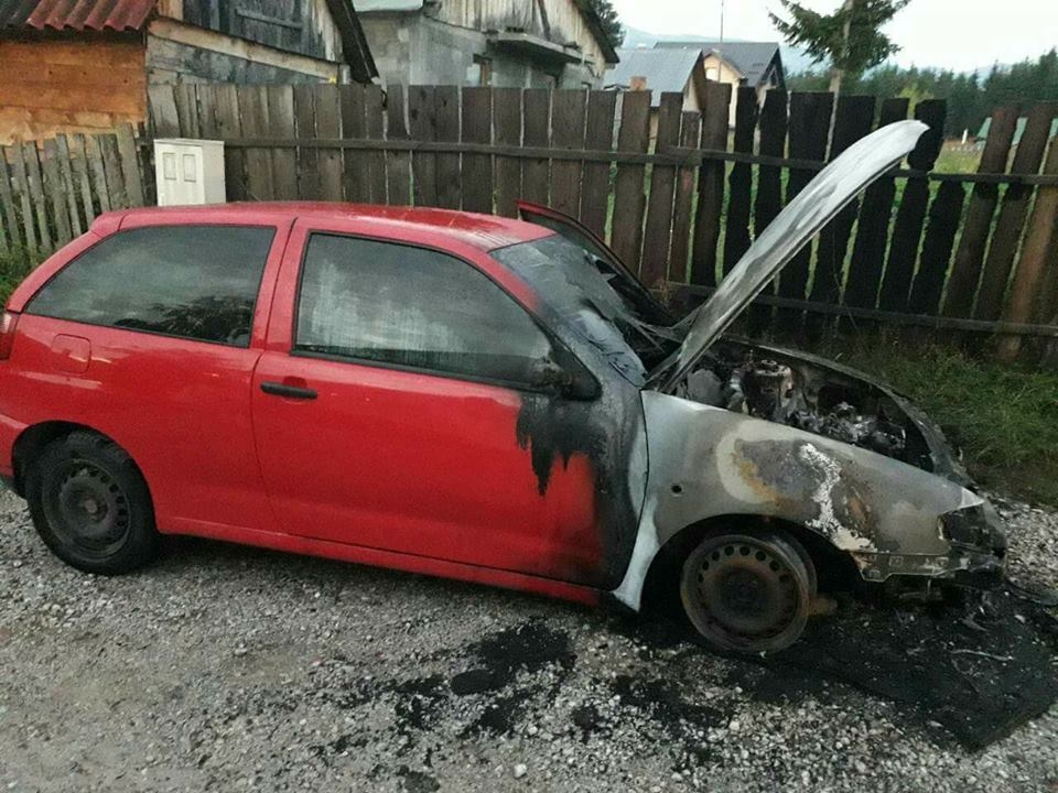 FOTO – Rožaje: Gorelo auto u kojem je bila plinska boca, vatrogasci spriječili havariju