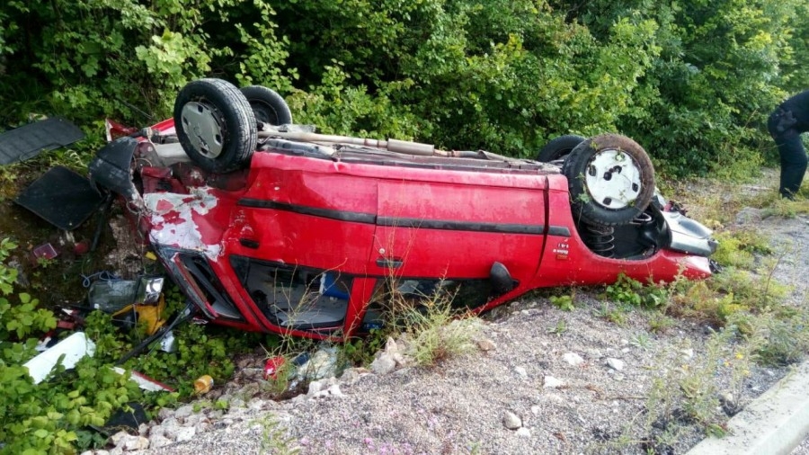FOTO – Završio na krovu: Polako vozite preko Grahova, kritično kad je kiša