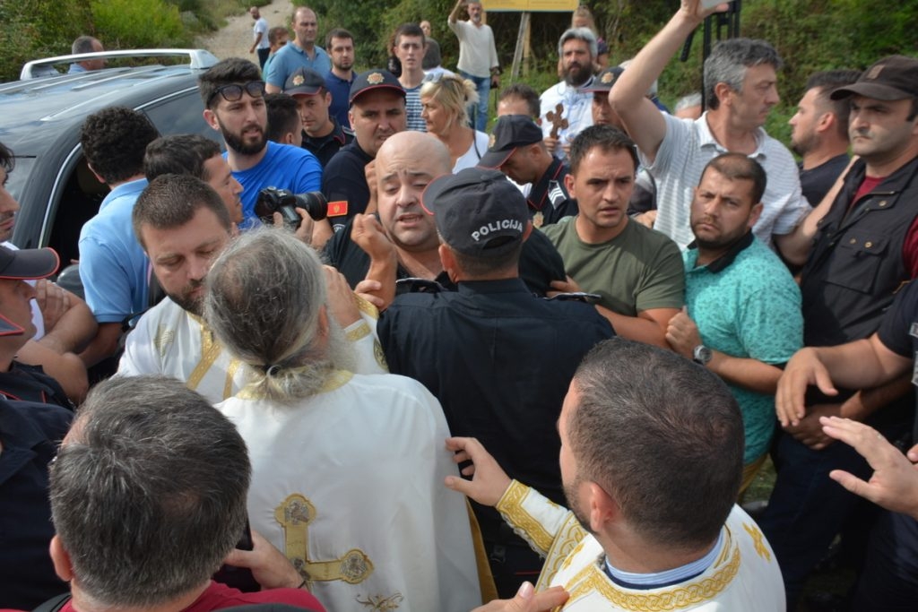 Policija sprema prijavu protiv Ulcinjana koji su spriječili Amfilohija da obavi liturgiju