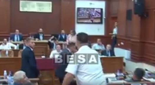 VIDEO – Haos na Kosovu: Odbornik gađao flašom u glavu predsjednika Skupštine
