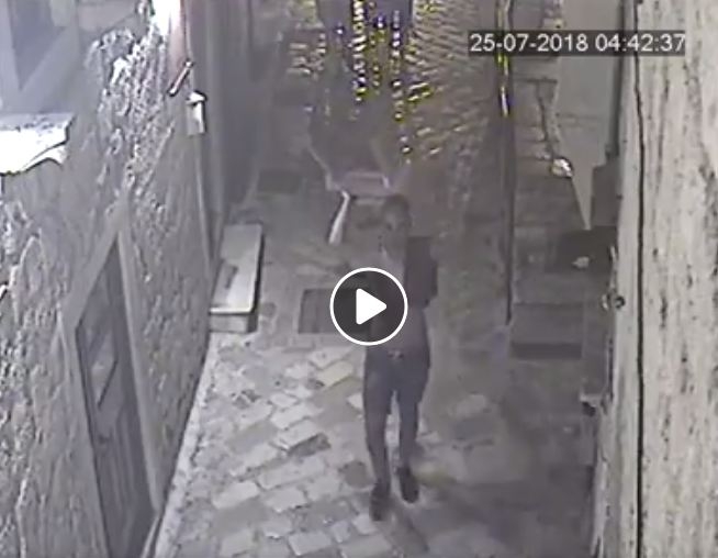 VIDEO – SNIMLJENI: Šest “hrabrih” momaka zorom kradu KLUPU i ŠTAFELAJ iz kotorskog Kulurnog centra