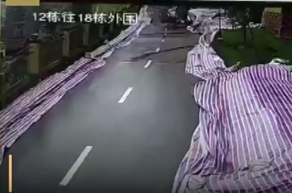 VIDEO – Za nekoliko sekundi nestao dio autoputa: Nevjerovatan snimak urušavanja ceste