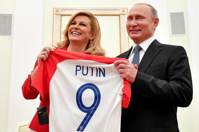Kolinda poklonila Putinu hrvatski dres